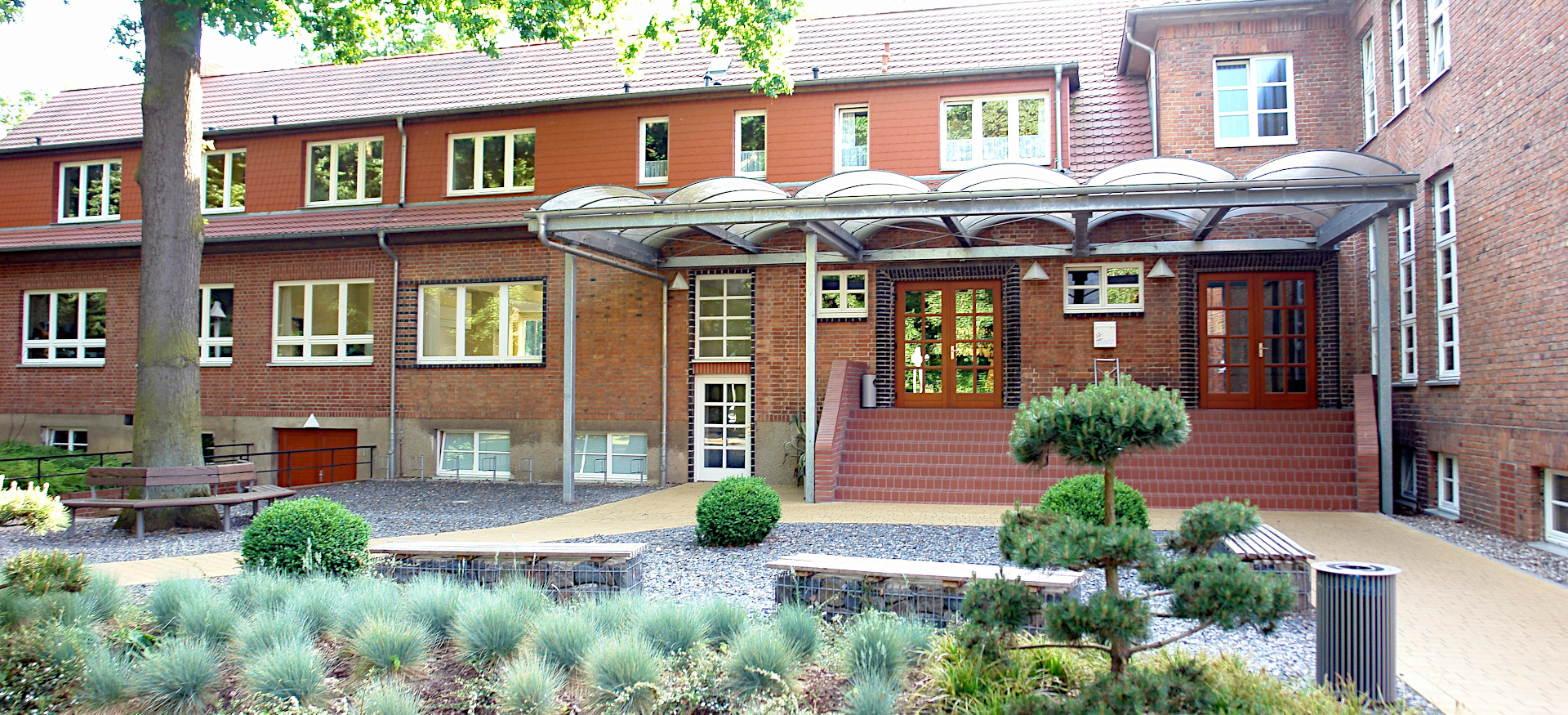 Haupteingang und Empfang der Sportschule Güstrow Haupteingang und Empfang der Sportschule Güstrow