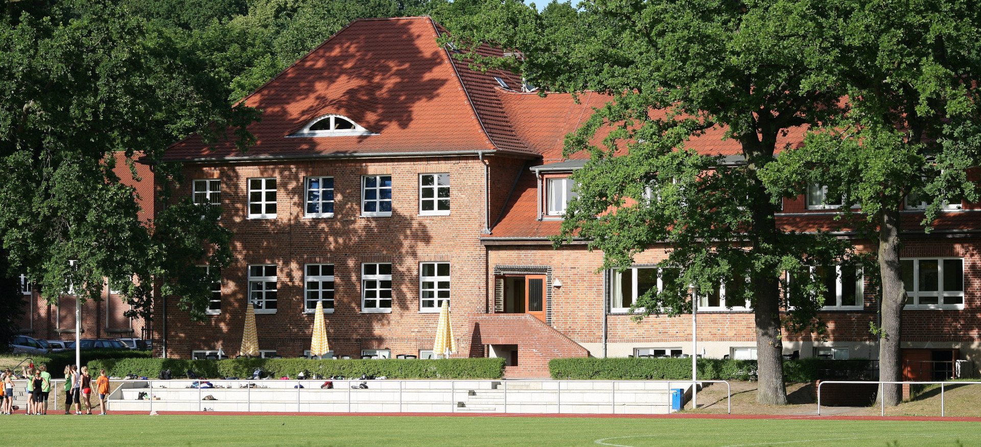 Blick vom Sportplatz auf die Sportschule Güstrow Blick vom Sportplatz auf die Sportschule Güstrow