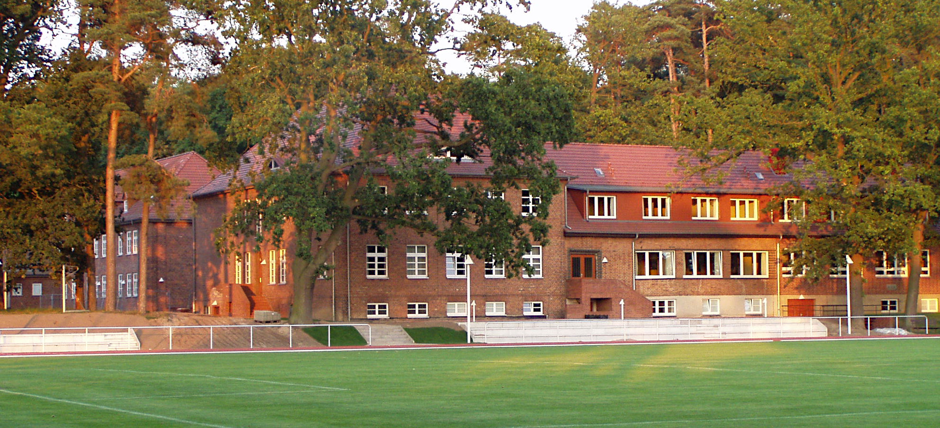 Blick vom Sportplatz auf die Sportschule Blick vom Sportplatz auf die Sportschule