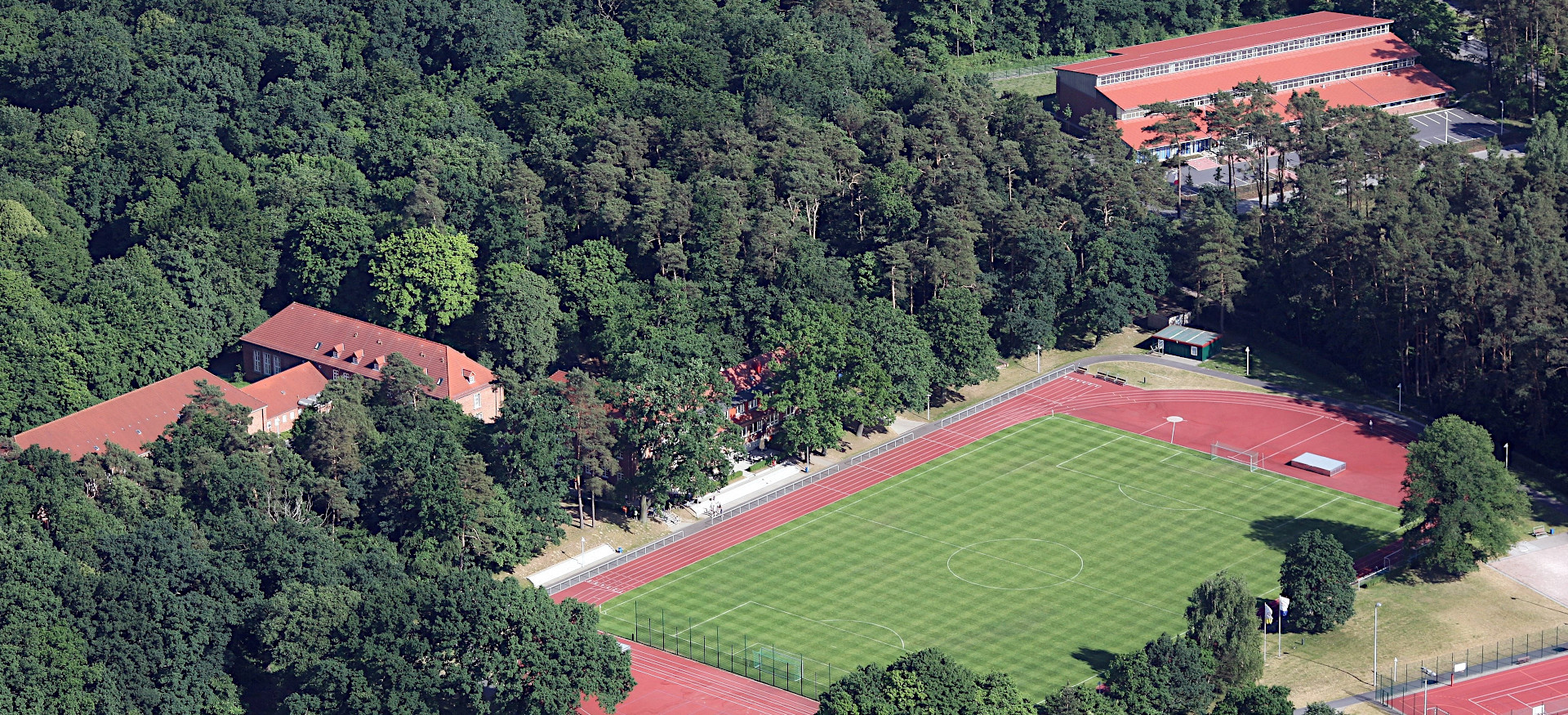 Luftaufnahme mit Sportschule und Sporthalle Luftaufnahme mit Sportschule und Sporthalle