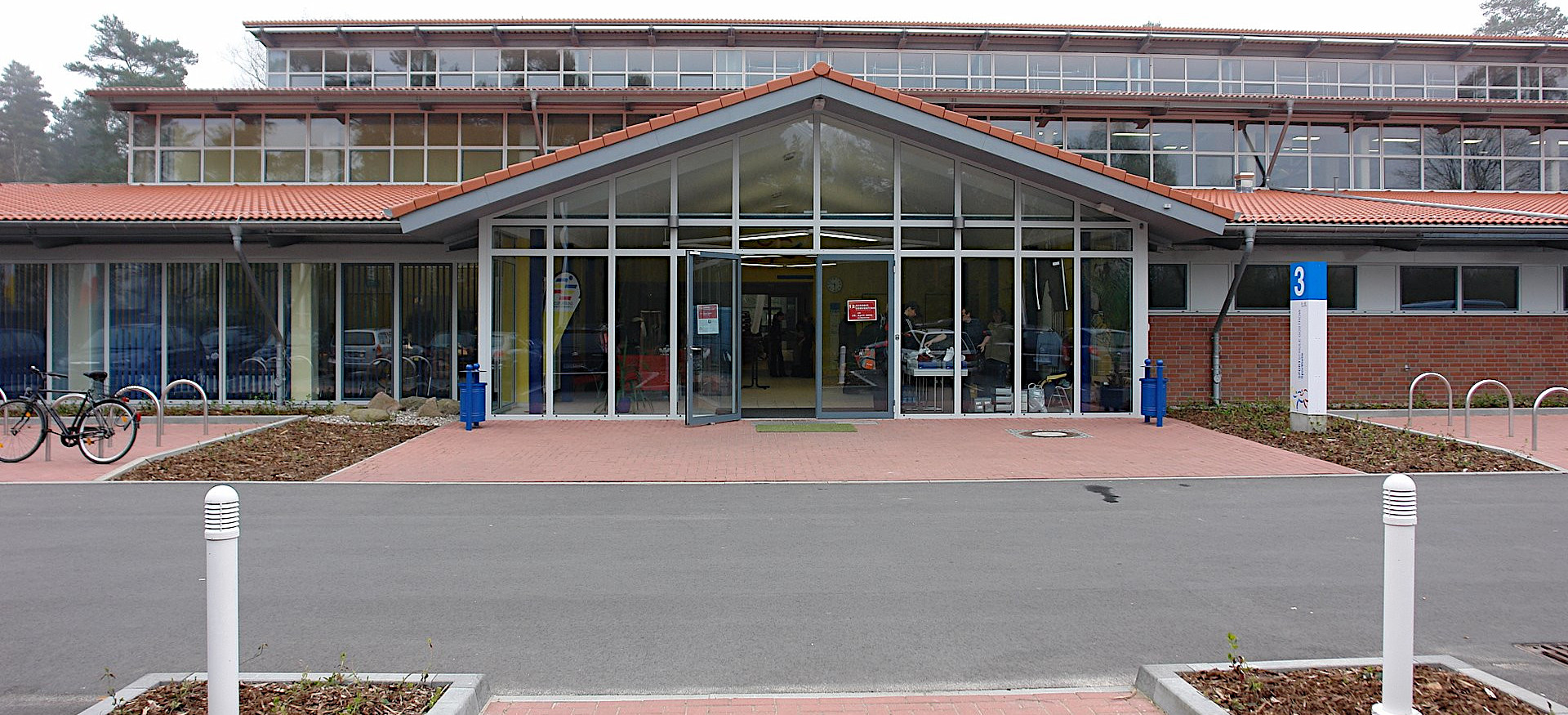 Eingang zur Sporthalle mit Parkmöglichkeiten Eingang zur Sporthalle mit Parkmöglichkeiten