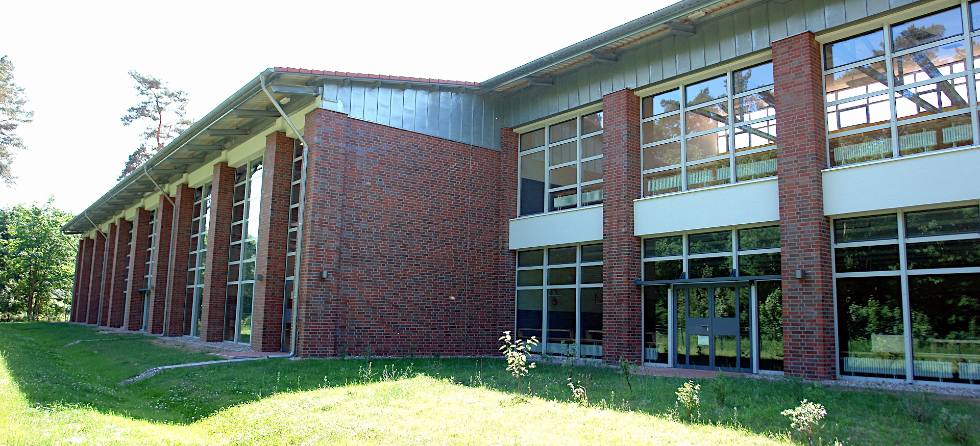 Außenansicht der Sporthalle Außenansicht der Sporthalle