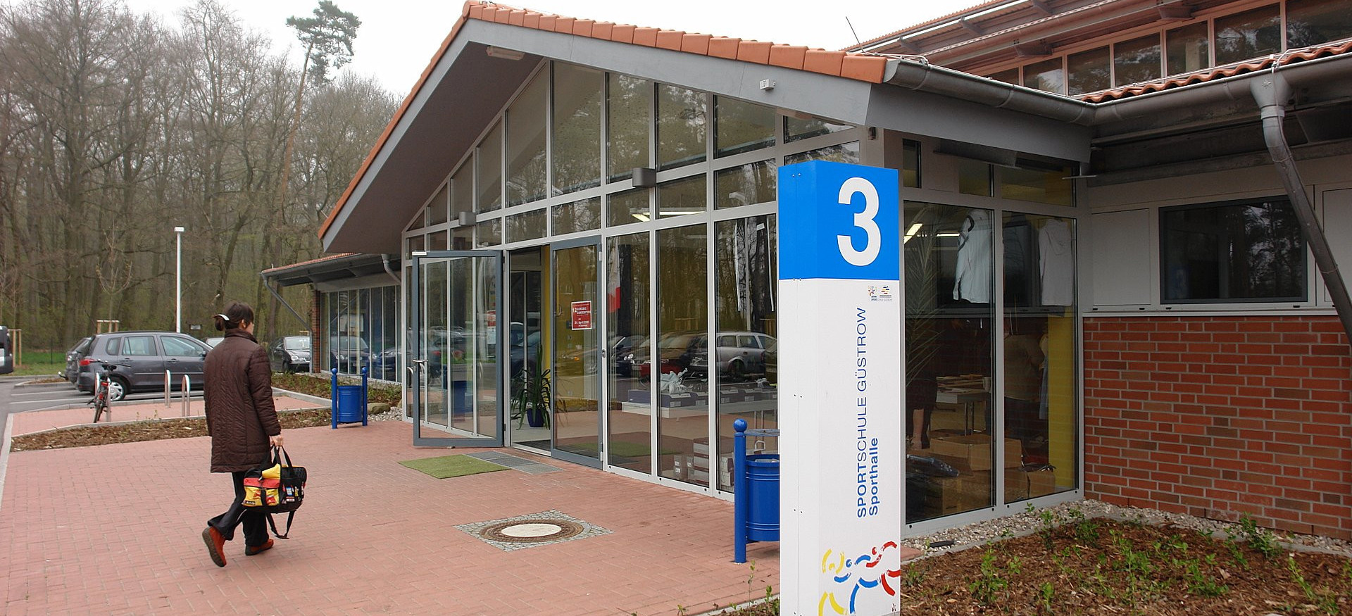 Eingang zur Sporthalle Eingang zur Sporthalle